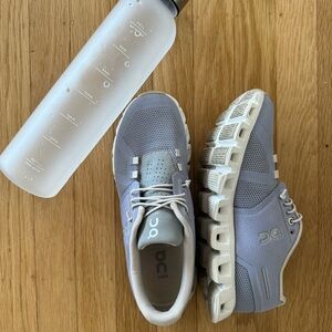 On Cloud 5 Running Shoe in Nimbus/Alloy Size 7